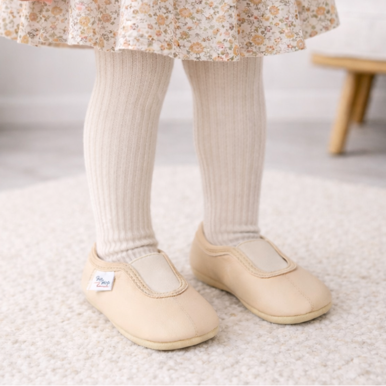 Børne lædertøfler i beige med elastik – Bløde hjemmesko i ægte læder (Str. 19–27) | Hip-Hop slipsko.dk 1