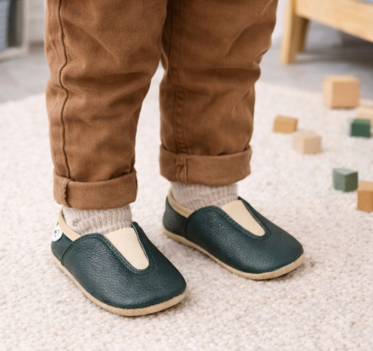 Hjemmesko / Barfodshjemmesko til børn 2–5 år – Upcycled læder i mørkegrøn | Punsa, Hip-Hop slipsko.dk 1