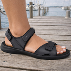 Sporty damesandal i læder – Let og komfortabel – Sort – Liiva. www.slipsko.dk