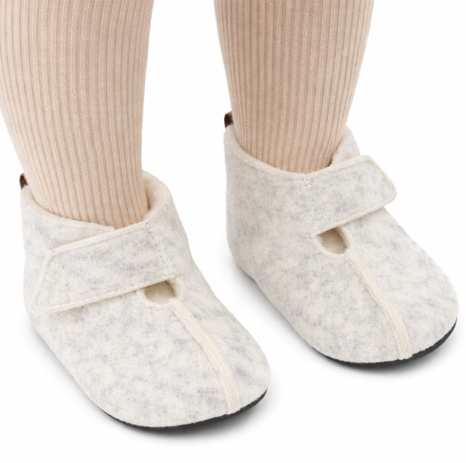 Uld hjemmesko/sutsko til børn – skridsikre indesko (1–6 år) – velcro – Naturhvid | KAKU