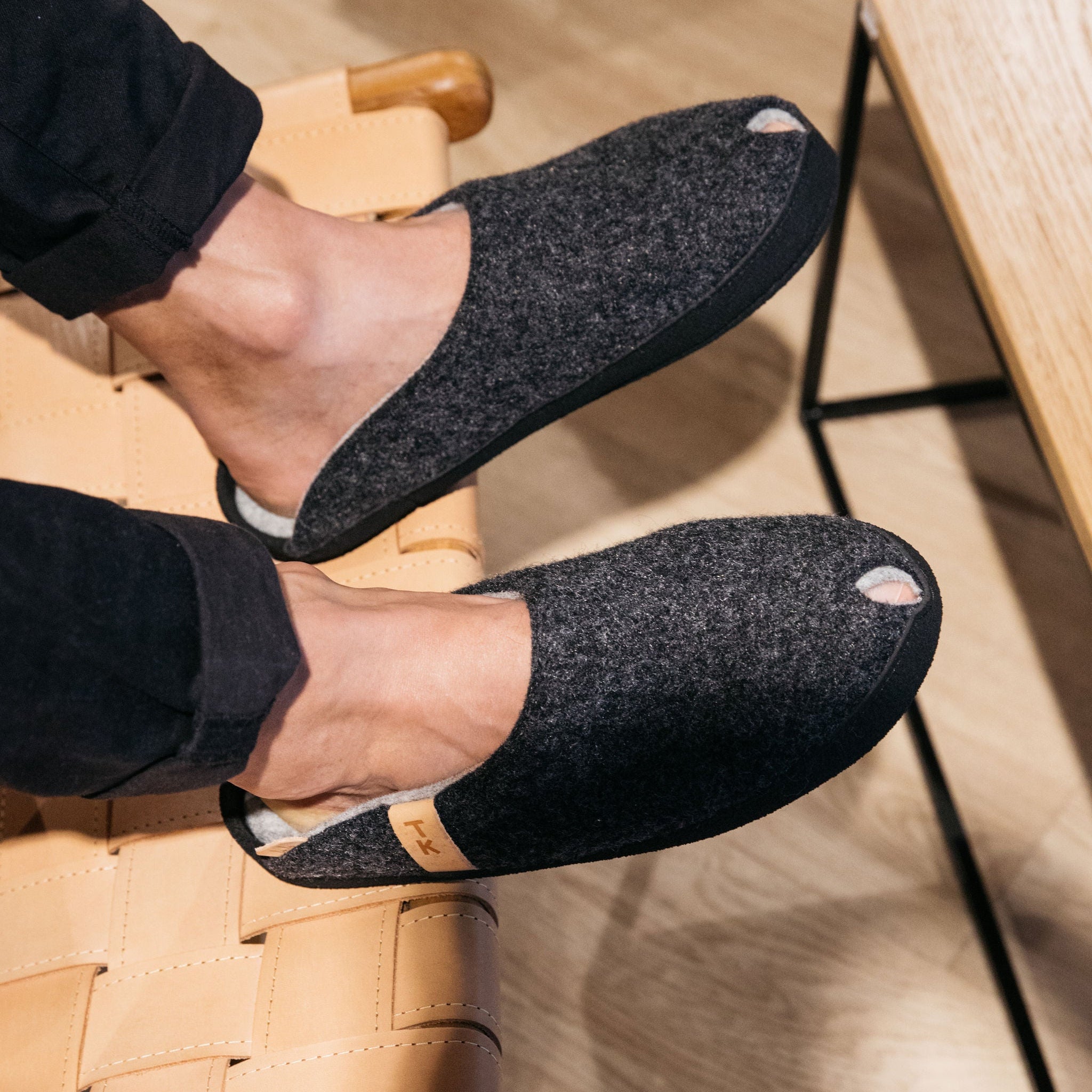 Hjemmesko i lammeuldsfilt med svangstøtte – Komfortabel og varm – Mørkegrå – TOKU Brussels