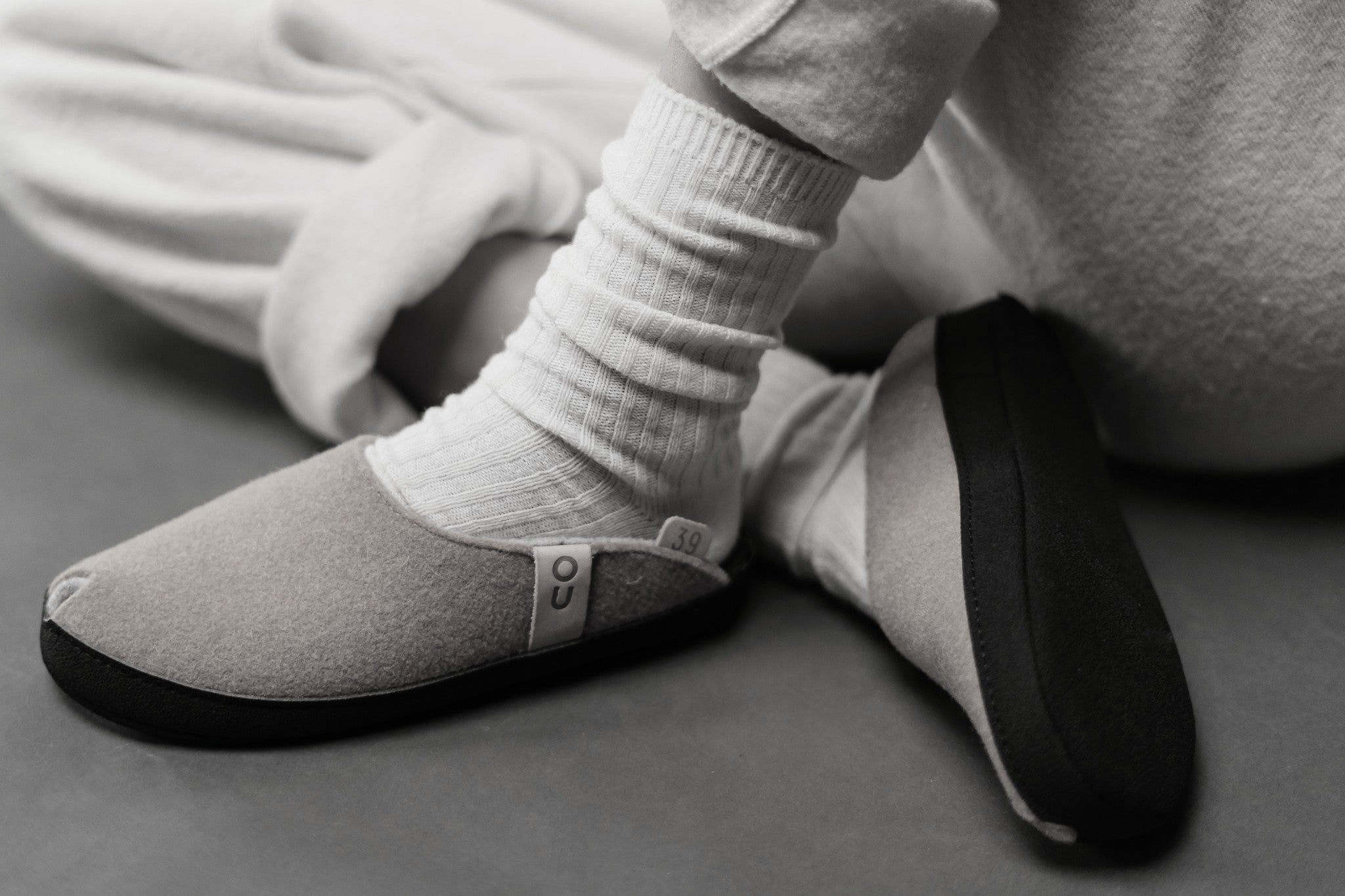 Hjemmesko i lammeuldsfilt med svangstøtte – Komfortabel og varm – Mørkegrå – TOKU Brussels